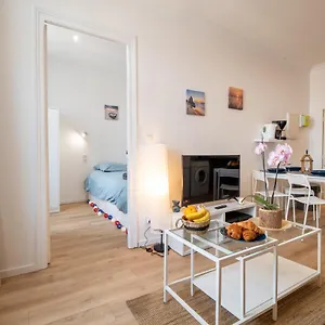 Private Independant Flat - Center - 2 Balconies Appartamento